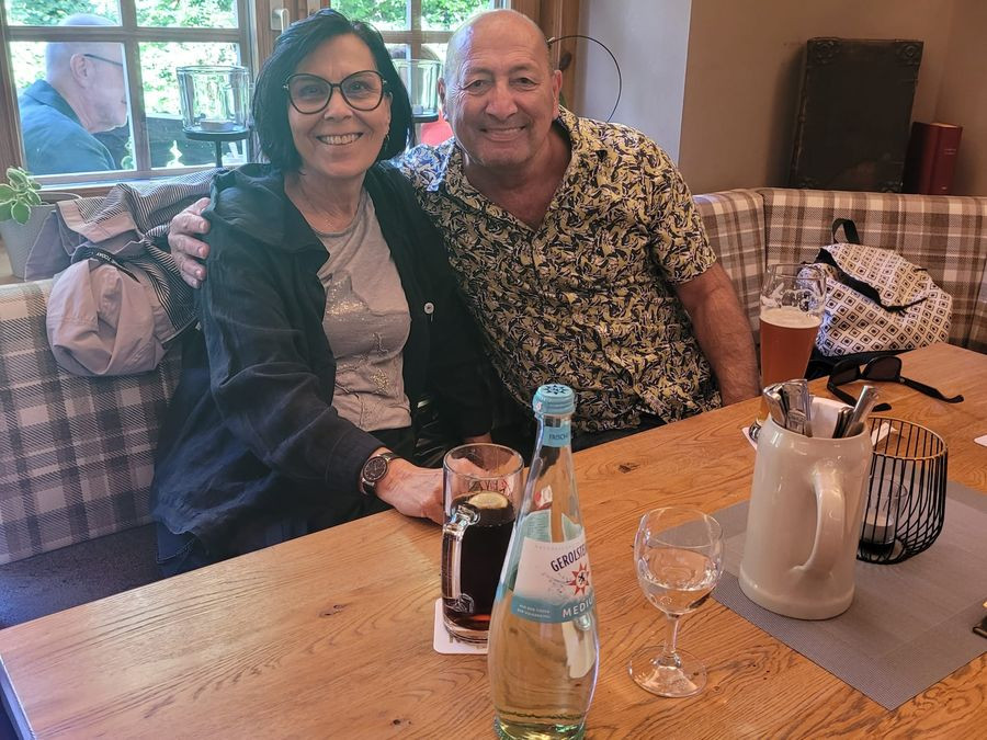 Vereinsmitglieder am Tisch im Gasthaus