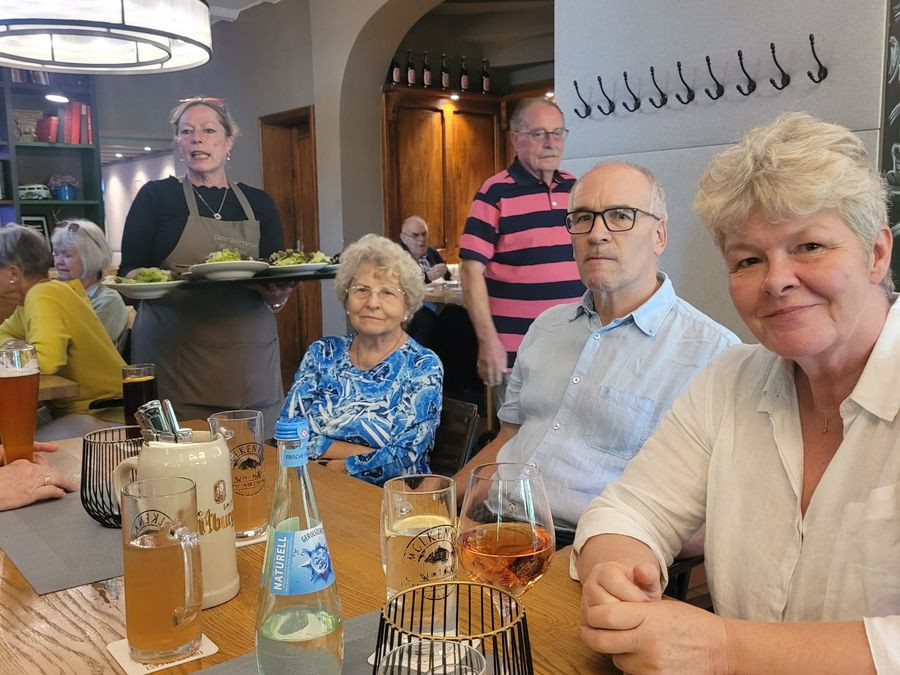 Gemeinsames Essen im Gasthaus