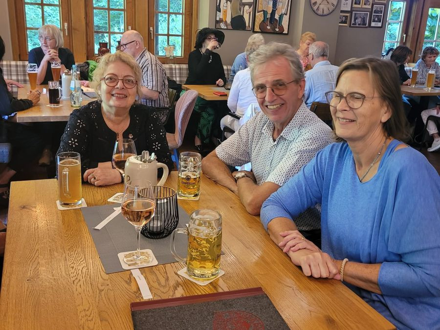 Mitglieder beim Essen im Gasthaus