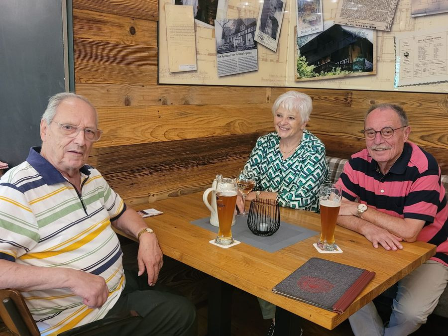 Mitglieder beim Familienausflug am Tisch