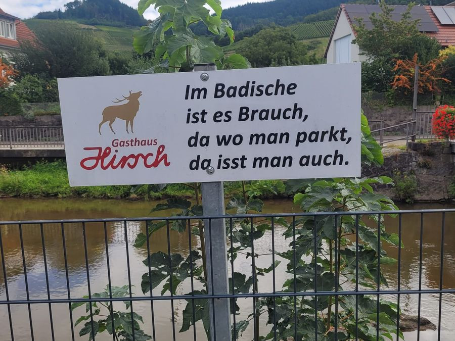 Blick auf den Bach mit Ortsschild