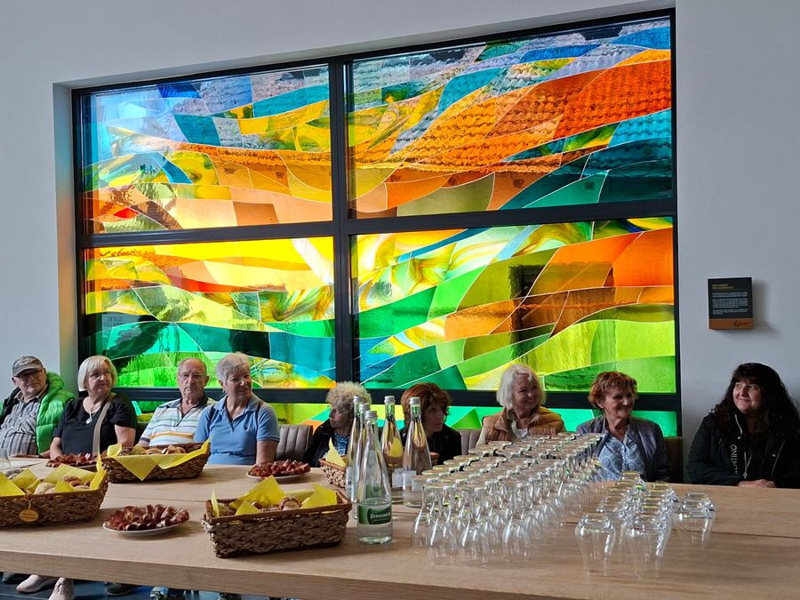 Verkostung vor dem Glasfenster